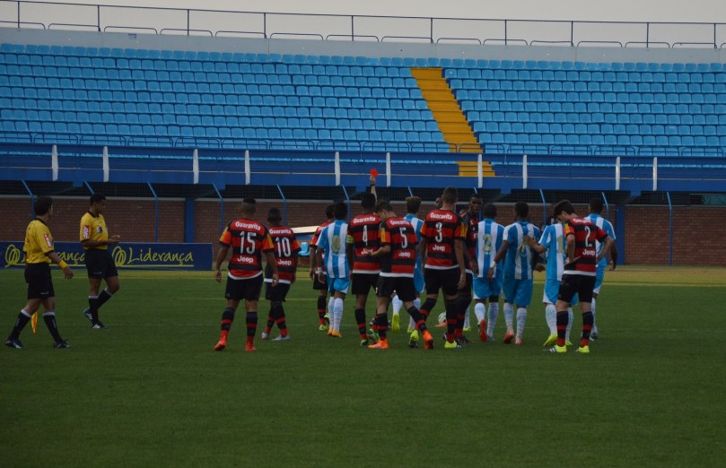 Em meio à confusão, o árbitro Rodrigo D'Alonso vermelhou um jogador de cada time, porque, segundo a súmula, haviam desferido cabeçadas um ao outro. (Foto: Lucas Gabriel Cardoso)