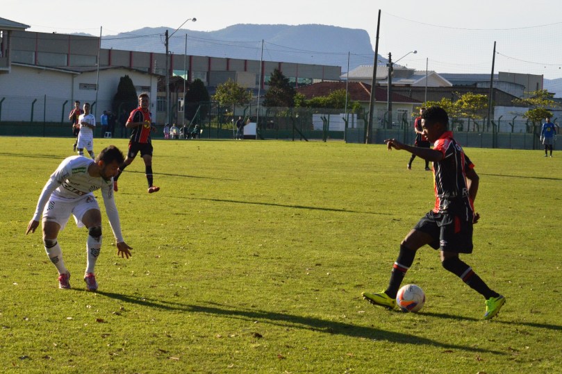 O lateral Brenner foi um dos destaques da segunda etapa. Aqui ele pedala e parte pra cima do marcador. (Foto: Lucas Gabriel Cardoso)