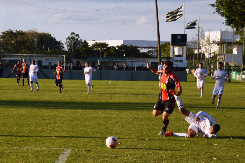 E ficou nisso. Times pelearam, mas não saíram do empate. (Foto: Lucas Gabriel Cardoso)