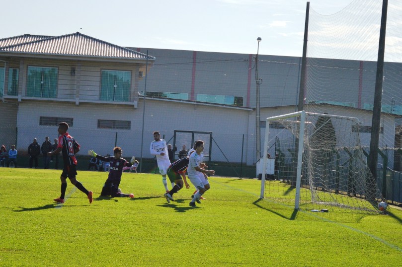 ...para Zé Arthur abrir o placar da peleia. (Foto: Lucas Gabriel Cardoso)