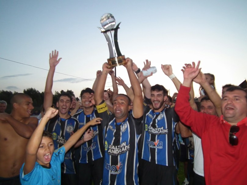 Grêmio levantando a taça de campeão da Copa Interligas da Grande Florianópolis. (Foto: Matheus Pereira/Desprovidos de Fama)