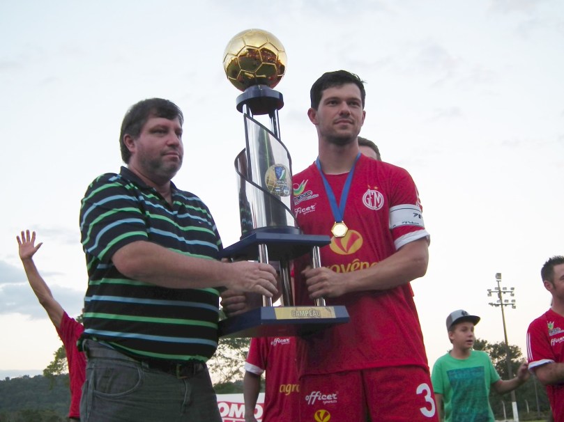 Capitão Cleiton levanta a taça da Copa Sul dos Campeões (Foto: Matheus Pereira/Desprovidos de Fama)
