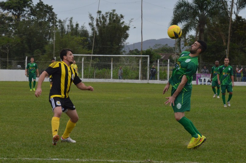 Sabe aquelas bolas de mercado ou de promoção de posto de gasolina? Pois bem, são bolas assim que estão sendo usadas na competição, apesar do ótimo nível técnico. (Foto: Lucas Gabriel Cardoso)