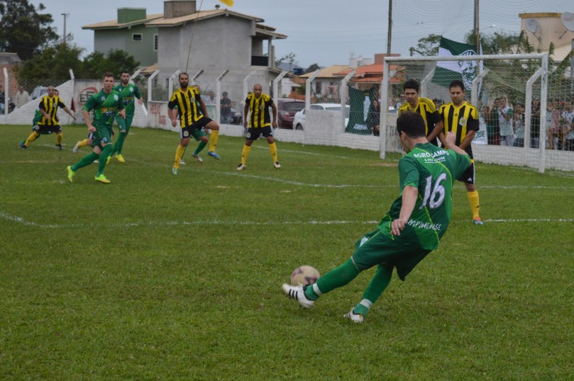 Gil tentou surpreender o goleiro Songa em duas faltas laterais cobradas na direção do gol. (Foto: Lucas Gabriel Cardoso)