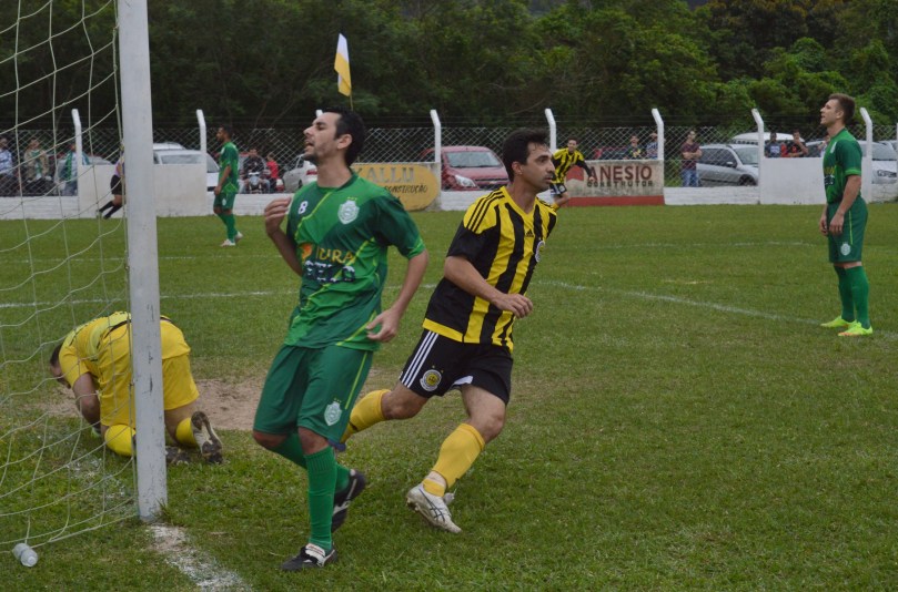O lendário e incansável Dauri apareceu às costas da zaga e completou para o gol. (Foto: Lucas Gabriel Cardoso)