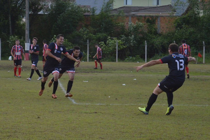 Resultado livrava o Liverpool do rebaixamento, por isso a festa dos jogadores. (Foto: Lucas Gabriel Cardoso)