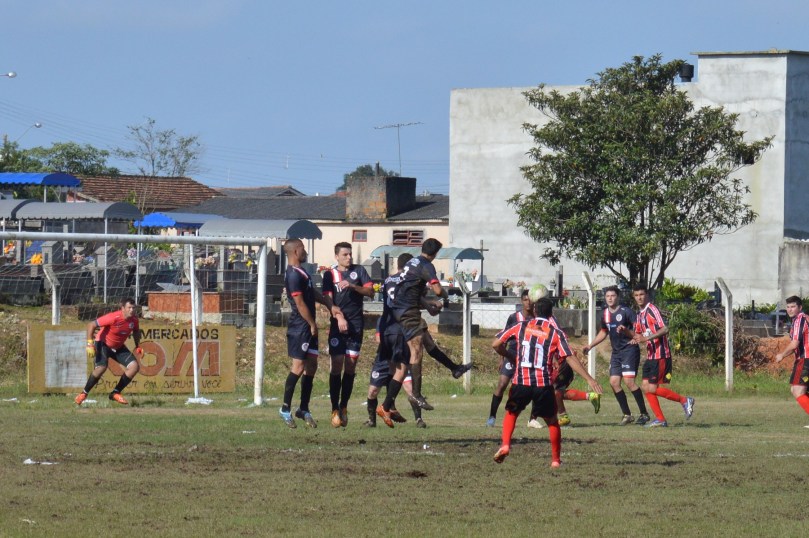 Lance mais perigoso da equipe da casa. Falta cobrada por Eduardo foi no contrapé do goleiro, mas passou raspando