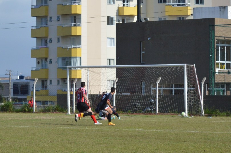 Finalização de Nathan foi na trave e depois bateu nas costas de Beto, mas o arqueiro conseguiu salvar em cima da linha. (Foto: Lucas Gabriel Cardoso)