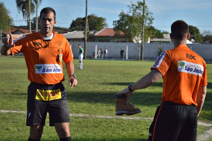 Insatisfeito com a arbitragem, um vivente descalçou uma BOTINA de seu amigo e a atirou em campo. Depois dizem o CHARMOSO Gauchão é aquele campeonatinho que passa na RBS... (Foto: Lucas Gabriel Cardoso)
