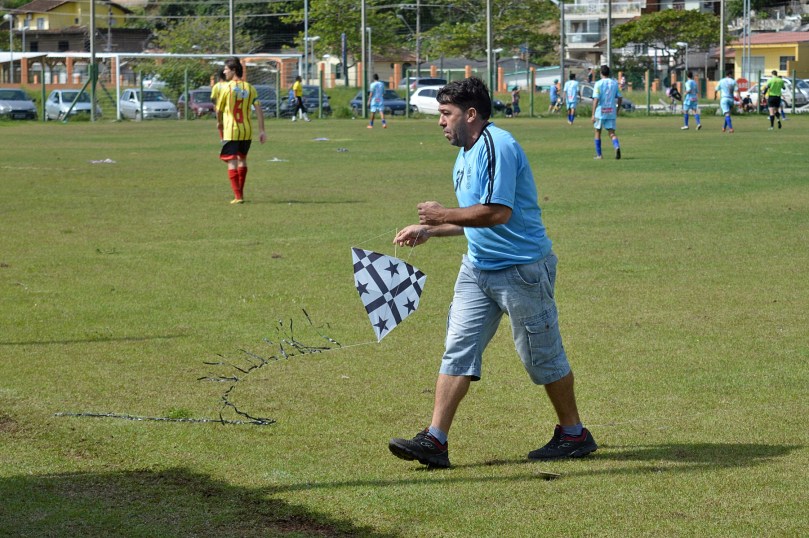 O presidente/treinador Ednei Martins, o Sem Pescoço, demonstrava uma certa birra com a gurizada, mas sempre devolvia as pipas. (Foto: Lucas Gabriel Cardoso)