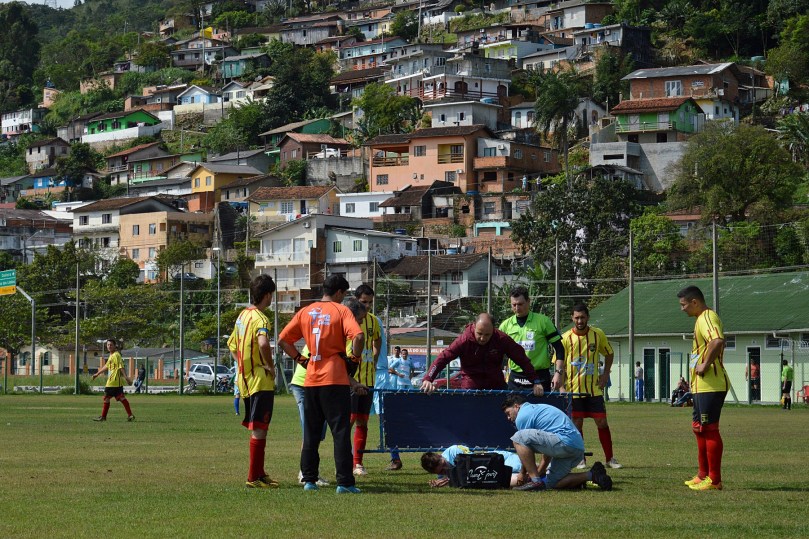 Eduardo entrou no intervalo, fez o 5º gol, mas não ficou muito tempo em campo, saindo com o joelho inchado após uma dividida. (Foto: Lucas Gabriel Cardoso)