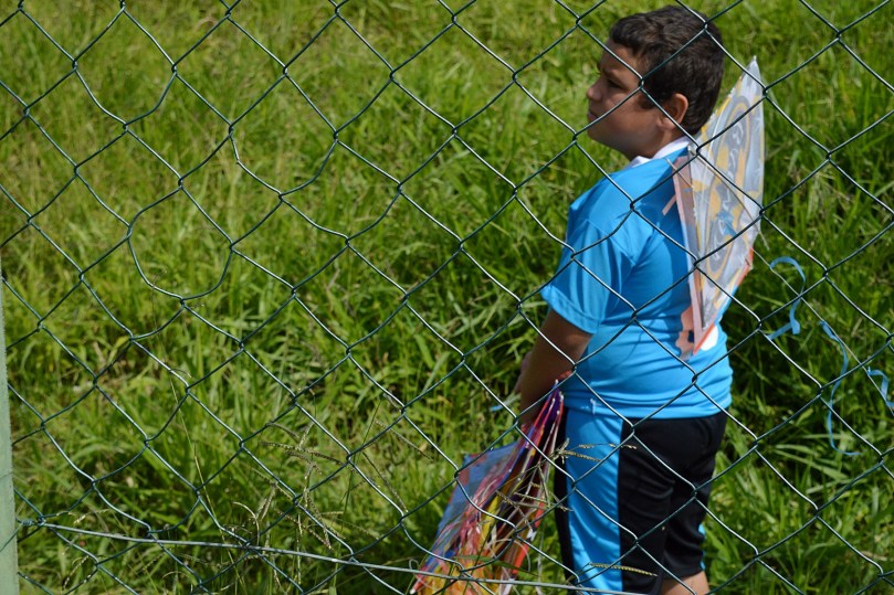 Esse aí era o mito das pipas. Chegou com aquela do Batman às costas e saiu com, no mínimo, uma dezena de pipas novas. Isso contando as tantas que caíram no campo e ele perdeu, como mostra a sua expressão nessa foto. (Foto: Lucas Gabriel Cardoso)