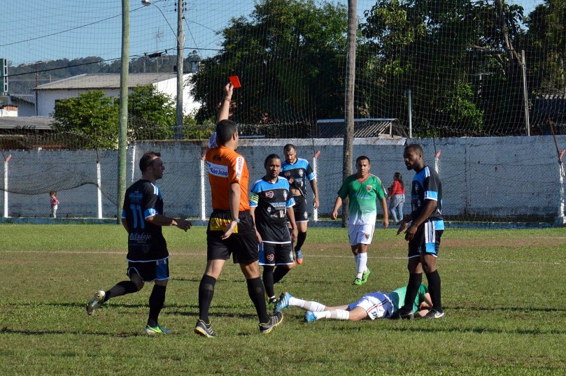 Os times terminaram a peleia com 10 jogadores de cada lado. (Foto: Lucas Gabriel Cardoso)