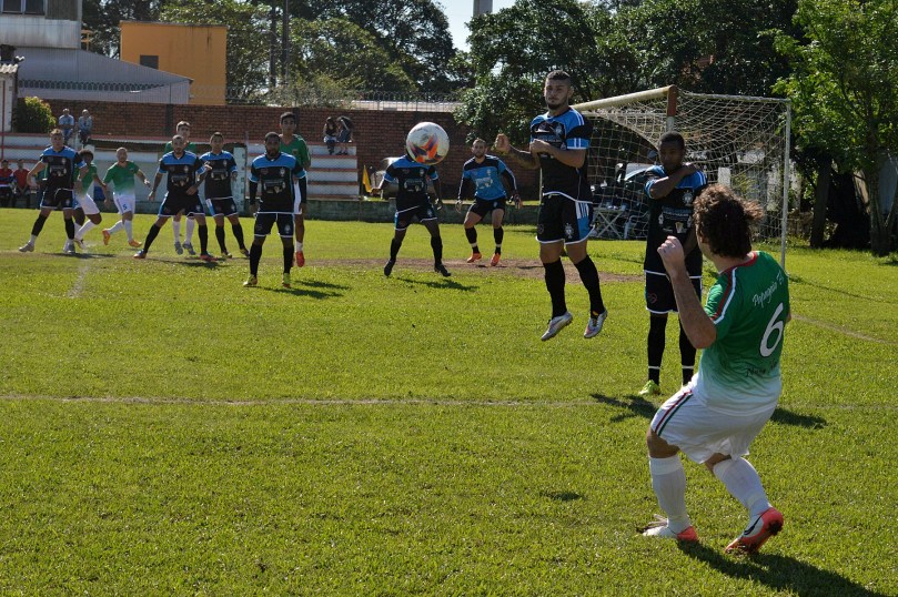 Falta bem batida por Lucas e afastada pela boa defesa leopoldense. (Foto: Lucas Gabriel Cardoso)