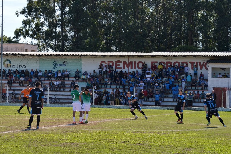 O estádio da Rua Jacy Porto estava cheio de torcedores do time da Baixada. O estádio da Rua Jacy Porto estava cheio de torcedores do time da Baixada