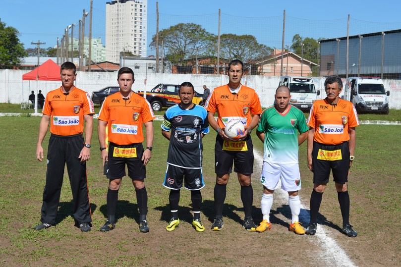 Trio de arbitragem composto por Marco Magalhães, José Cardoso da Rosa e Artur Avellino e os capitães 