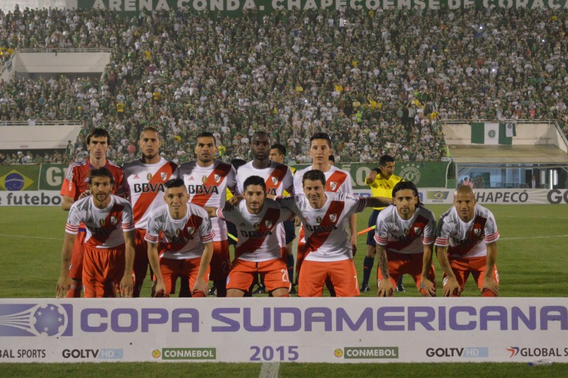 Barovero; Mercado, Maidana, Balanta, Casco; Kranevitter, Ponzio, Carlos Sánchez e Pisculichi; Driussi e Rodrigo Mora. (Foto: Lucas Gabriel Cardoso)