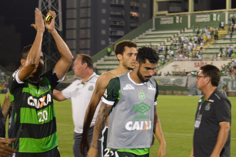 Torcida aplaudiu de pé os guerreiros. (Foto: Lucas Gabriel Cardoso)