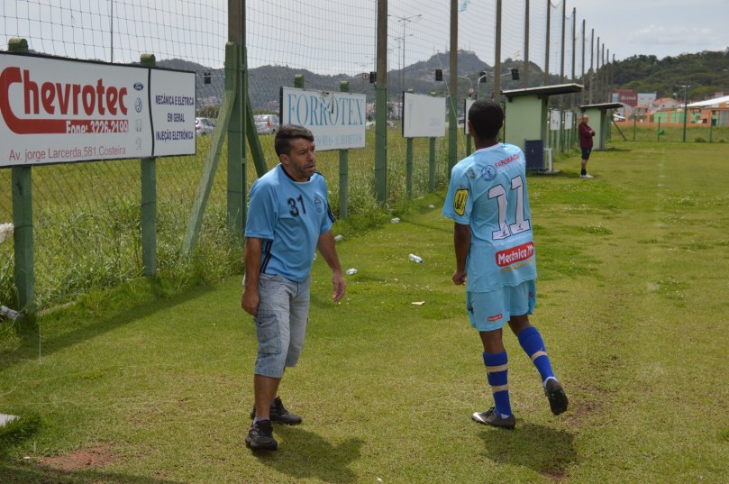 Mas não deixou barato para seu atacante Douglas Cesar, que ainda se divertia, enquanto esperava a foto posada. (Foto: Lucas Gabriel Cardoso)