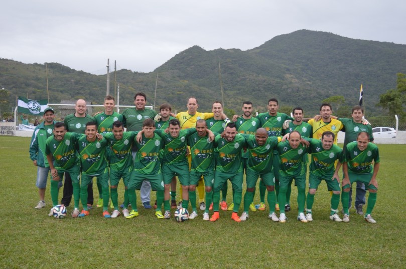 O Campinense entrou em campo com: André Nicolodi; Julinho, Natan Vitor Cruz e Gil; Jackson, Luca Toni, Itauê e Felipe Oliveira; Kleyffer e André. (Foto: Lucas Gabriel Cardoso)
