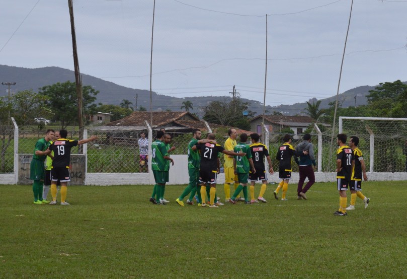 Em meio à confusão, Natan, do Campinense, e Douglas, do Real, foram expulsos. (Foto: Lucas Gabriel Cardoso)