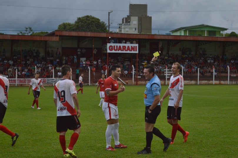 Vários cartões foram distribuídos durante a partida. Alguns sem nenhum critério. (Foto: Lucas Gabriel Cardoso)
