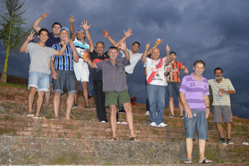 Geral borracha fezendo a festa após o jogo. (Foto: Lucas Gabriel Cardoso)