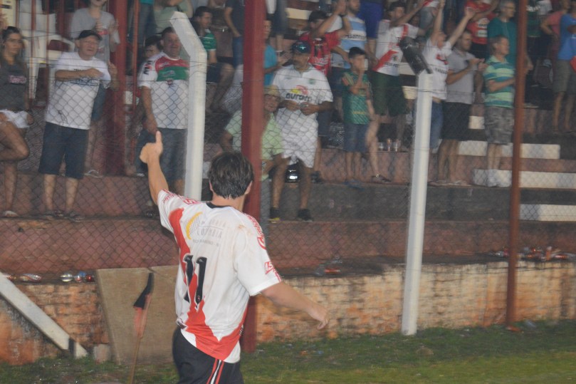 Luizinho sendo ovacionado pela torcida que o adora. (Foto: Lucas Gabriel Cardoso)