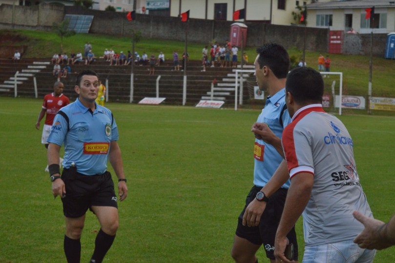 Depois do gol, o treinador Leocádio Butuka reclamou de uma falta na origem da jogada. (Foto: Lucas Gabriel Cardoso)