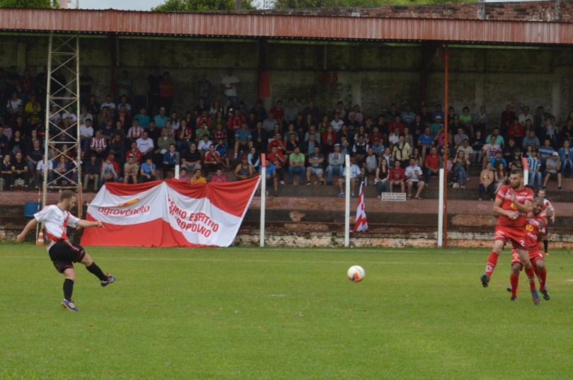 Chute certeiro, espalmado por Passarela. (Foto: Lucas Gabriel Cardoso)
