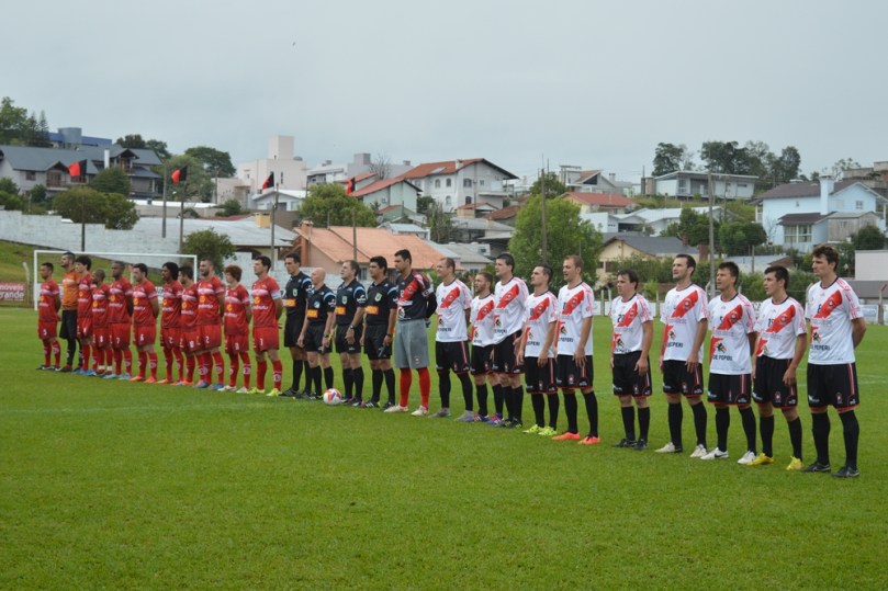Times perfilados para a execução do Hino Nacional. (Foto: Lucas Gabriel Cardoso)