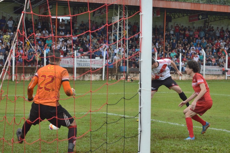 Eneias teve tudo para fazer o gol de empate, mas errou o cabeceio. (Foto: Lucas Gabriel Cardoso)