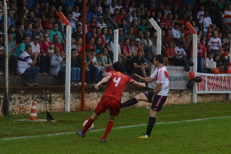 Bola rolou para um sensacional público no Estádio Padre Aurélio Canzi. (Foto: Lucas Gabriel Cardoso)