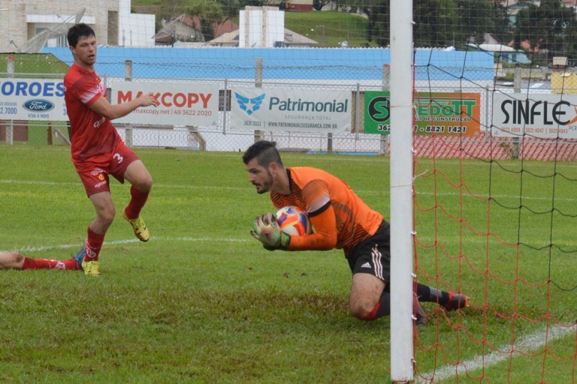 Foi quase impossível romper a barreira imposta pelo goleiro Passarela. (Foto: Lucas Gabriel Cardoso)
