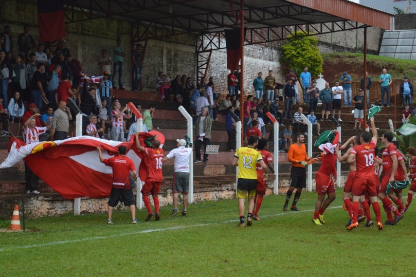 Jogadores comemorando com torcedores e dirigentes que vieram de Nova Veneza. (Foto: Lucas Gabriel Cardoso)