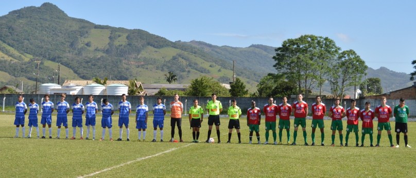 Os dois piores times profissionais de Santa Catarina perfilados para uma improvisada execução dos hinos. (Foto: Lucas Gabriel Cardoso)