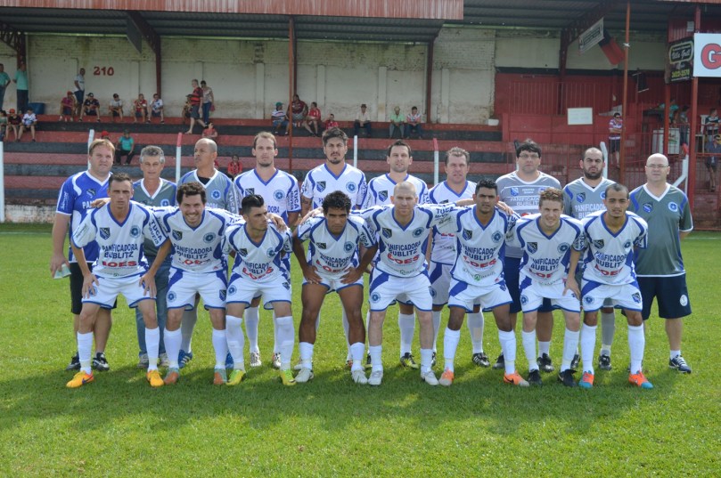 A equipe blumenauense começou com: Elton John; Carlinhos, Elias, Mengarda e Rafael Willms; Felipe, Quinho, Catão e Thiaguinho; Secco e Bicudo. (Foto: Lucas Gabriel Cardoso)