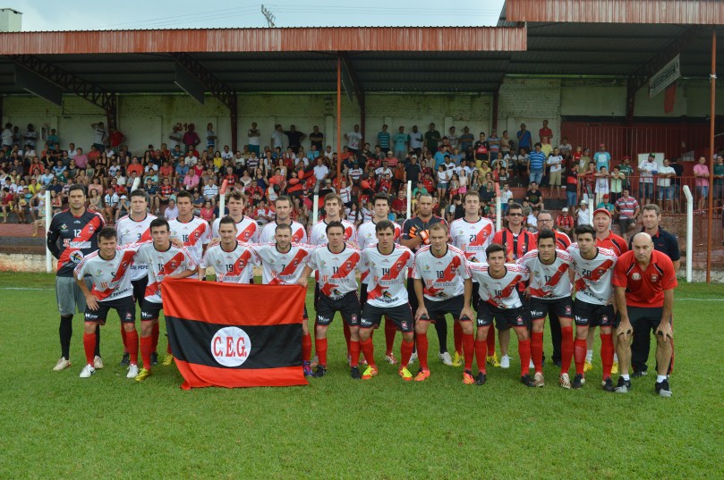 O time da casa entrou em campo desfalcado: Rudi; Marquinhos, Bazotti, Thiago Scalon e Libo; Reiler, André Becker, Rato e Jair Mueller; Lírio e Luizinho. (Foto: Lucas Gabriel Cardoso)