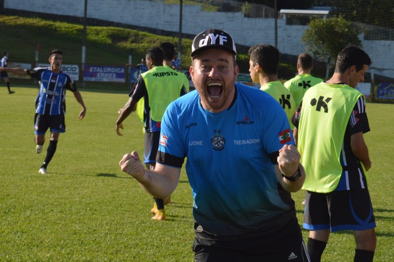 Grêmio buscou um improvável empate, para a euforia de seu técnico Djone Kammers. (Foto: Lucas Gabriel Cardoso)