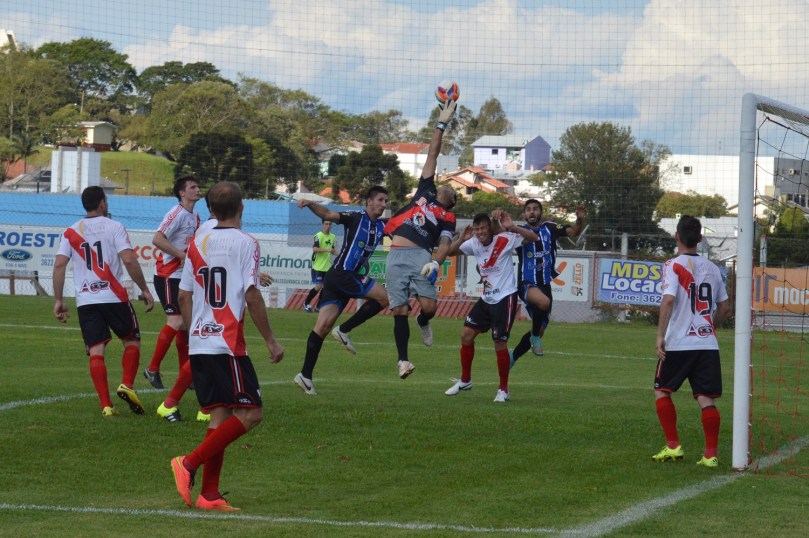 Grêmio teve boas chances em bolas paradas de Vitor, mas a defesa do Guarani estava bem segura. (Foto: Lucas Gabriel Cardoso)