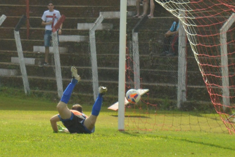 André teve a infelicidade da bola bater na trave, desviar no seu calcanhar e entrar. (Foto: Lucas Gabriel Cardoso)