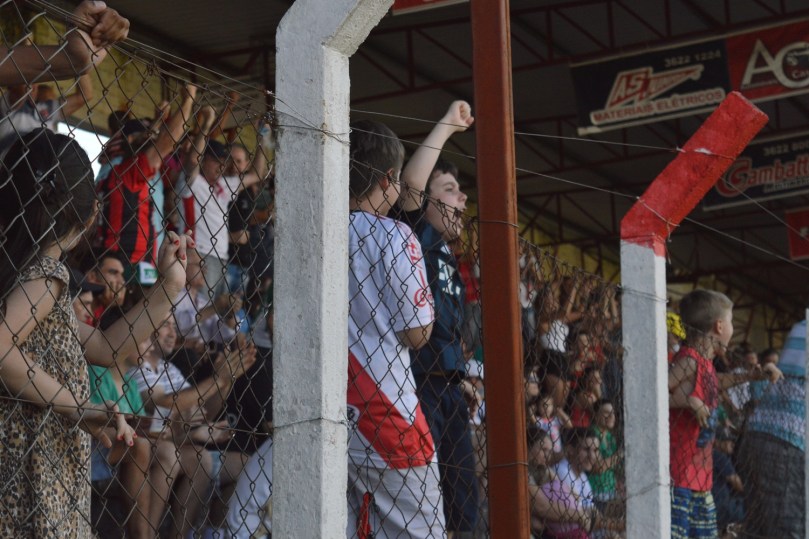 Torcida foi à loucura com o segundo gol em 30 minutos de bola rolado. (Foto: Lucas Gabriel Cardoso)