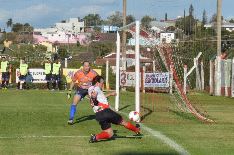 Luizinho, no auge dos seus 34 anos, entrou no segundo tempo e infernizou a defesa do Grêmio. (Foto: Lucas Gabriel Cardoso)