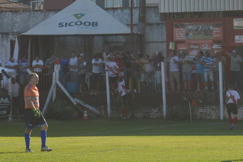 Marquinhos marcou um gol antológico e foi para o alambrado dividir a emoção do feito com a torcida. (Foto: Lucas Gabriel Cardoso)